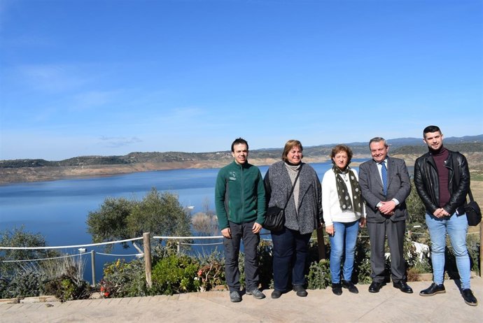 Alcalde (segundo por la dcha.), durante una de las visitas