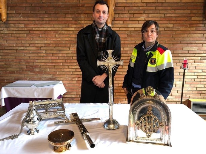 Dos detinguts per intentar estafar un capellà amb objectes religiosos