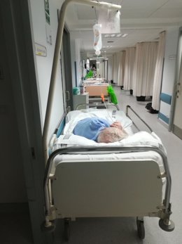 Foto de pacientes en el pasillo en el Hospital Clínico de València