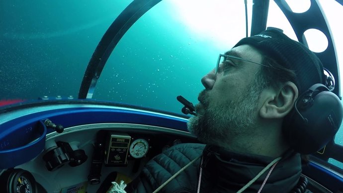 Javier Bardem en un submarino de Greenpeace en la Antártida