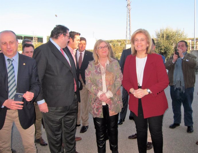 La ministra de Empleo, Fátima Báñez (1d), visita la cooperativa El Alcázar.