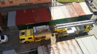 Bomberos rescatan a 15 personas de sus viviendas afectadas por el humo en un incendio en Algeciras (Cádiz)