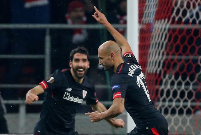 Mikel Rico y Raúl García celebran un gol con el Athletic