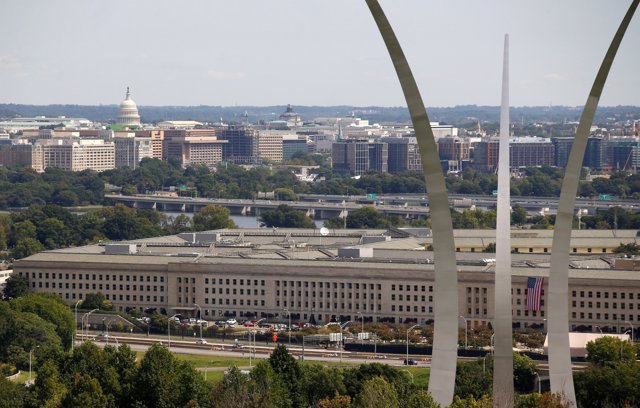 Fotografía de El Pentágono con el monumento conmemorativo a la Fuerza Aérea