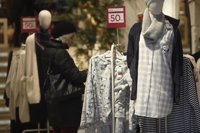 Los gallegos gastaron una media de 282 euros este año en las rebajas, un 24% menos