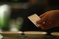 Detenido en Toledo por denunciar cargos fraudulentos en su tarjeta que eran de impago