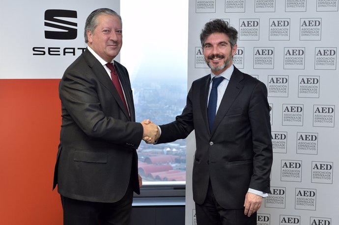 Ramón Paredes y Xavier Gangonells (AED) firman el acuerdo de colaboración