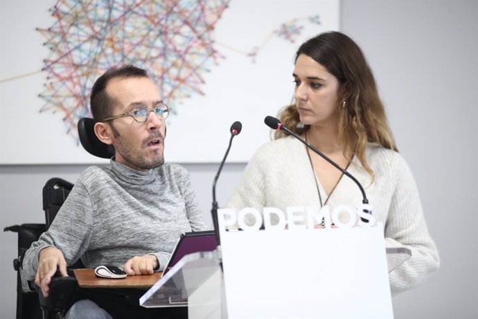 Los portavoces del Consejo de Coordinación de Podemos, Pablo Echenique y Noelia