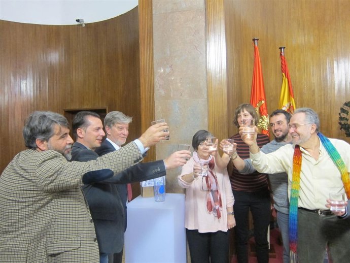 El acalde brindando con agua tras presentar estas dos campañas