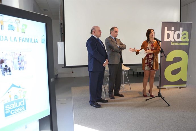 Lourdes Burgos diputada provincial con bidafarma asociaciones pacientes farmacia