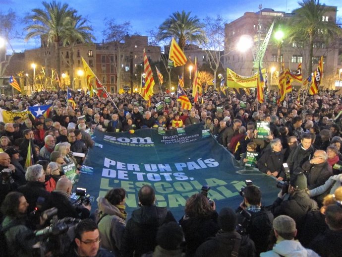 Concentración de Somescola ante el TSJC en defensa de la inmersión lingüística