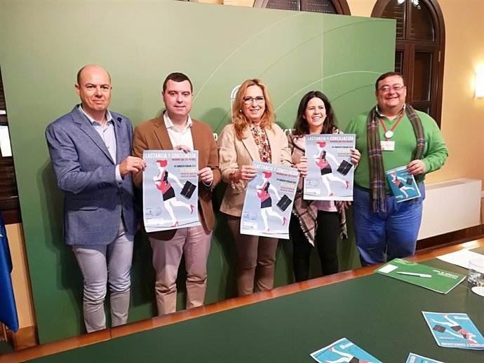 Luna (centro), durante la presentación del congreso