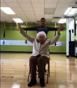 Anciana haciendo ejercicio