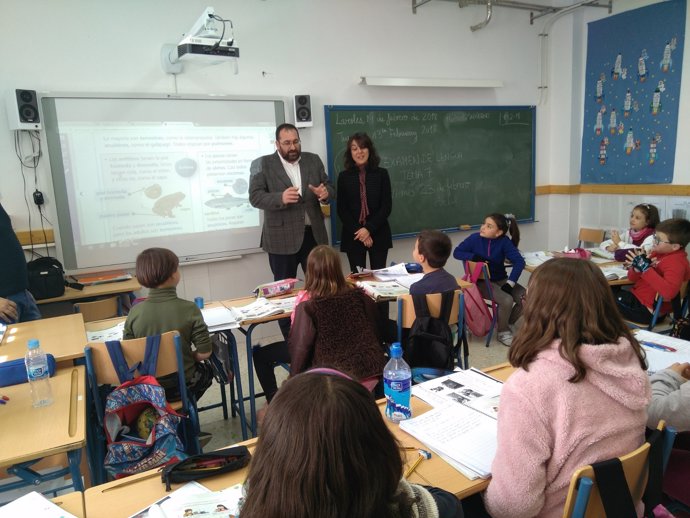 Nota Y Fotos / El Delegado De Educación Visita El Colegio Público Rural De Nevad