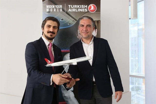 Elías Bendodo con Mehmet Akalin Turkish Airlines málaga vuelos aérea compañía 