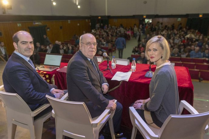 El consejero, la alcaldesa y el responsable del SCE