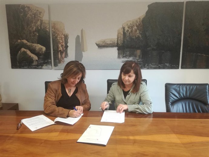 Firma convenio Fanny Tur y Manacor