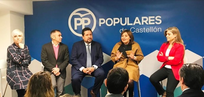 Isabel Bonig junto a otros representantes del PP en Castellón