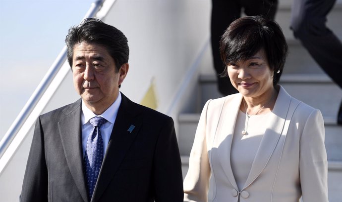 Foto de archivo de Shinzo Abe y su esposa, Akie Abe