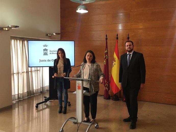 La edil Lola Sánchez junto a Rebeca Pérez y José Guillén