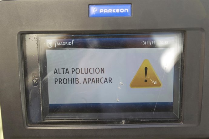 Parquímetro de Madrid muestra la señal alta polución prohibido aparcar