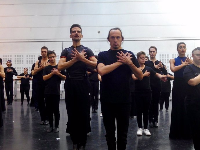 Jóvenes con Síndrome de Down ensayan con el Ballet Nacional de España