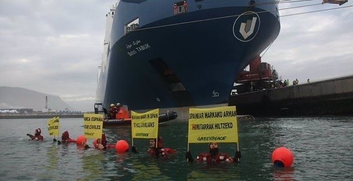 Activistas protestan en el Puerto de Bilbao