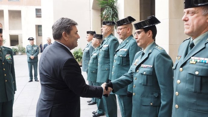 Holgado visita a los agentes destinados en Cataluña