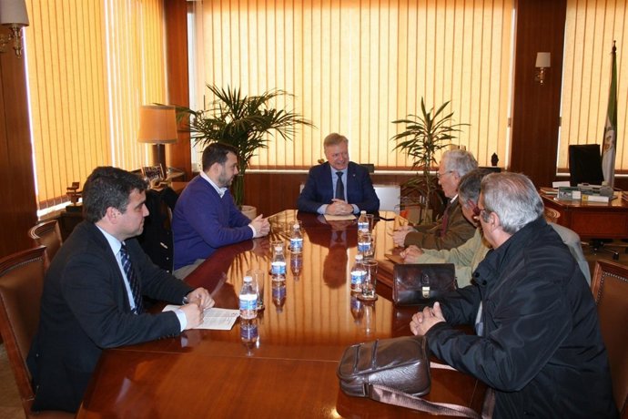 Primo Jurado (centro), durante el encuentro mantenido