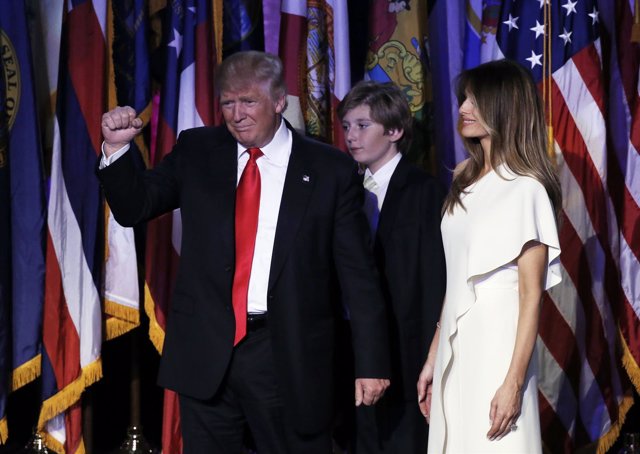 Donald Trump junto a su mujer, Melania, y el hijo de ambos, Barron