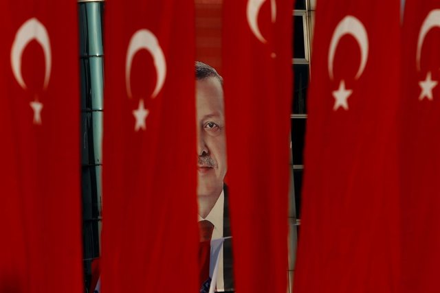 Una imagen de Recept Tayyip Erdogan junto a banderas de Turquía