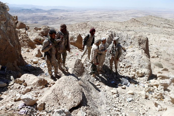 Soldados yemeníes en una montaña cerca de la capital del país, Saná