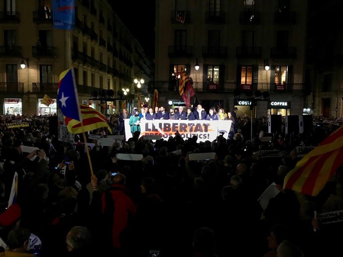 Manifestació en pl.Sant Jaume per 4 mesos de presó de J.Sànchez i J.Cuixart