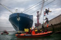 Liberados nueve activistas que habían sido detenidos tras la protesta de Greenpeace en el Puerto de Bilbao 