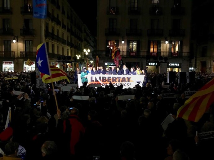 Manifestació en pl.Sant Jaume per 4 mesos de presó de J.Sànchez i J.Cuixart