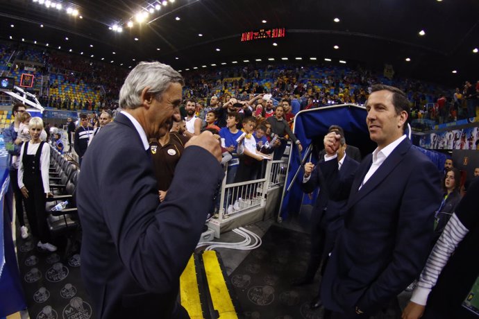 Pesic y Nacho Rodríguez se saludan en la Copa del Rey de Las Palmas