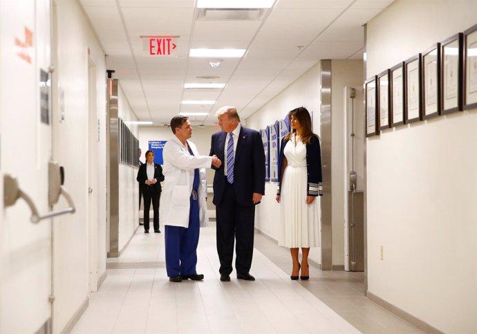Donald Trump y Melania Trump visitan el hospital de las víctimas del tiroteo 