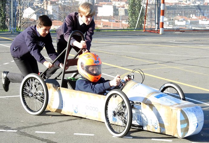 Carrera de coches eléctricos construidos por niños    