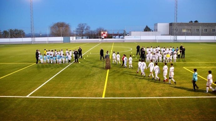 Equipos de fútbol en la inauguración del campo de césped artificial