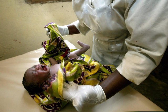 Foto de archivo de un bebé recién nacido en República Democrática del Congo