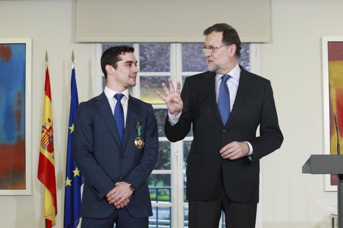 Rajoy condecora con la Medalla al Mérito Deportivo al patinador Javier Fernández