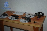 Dos arrestados en Elche por esconder tres armas sin licencia en un piso del que fueron desahuciados