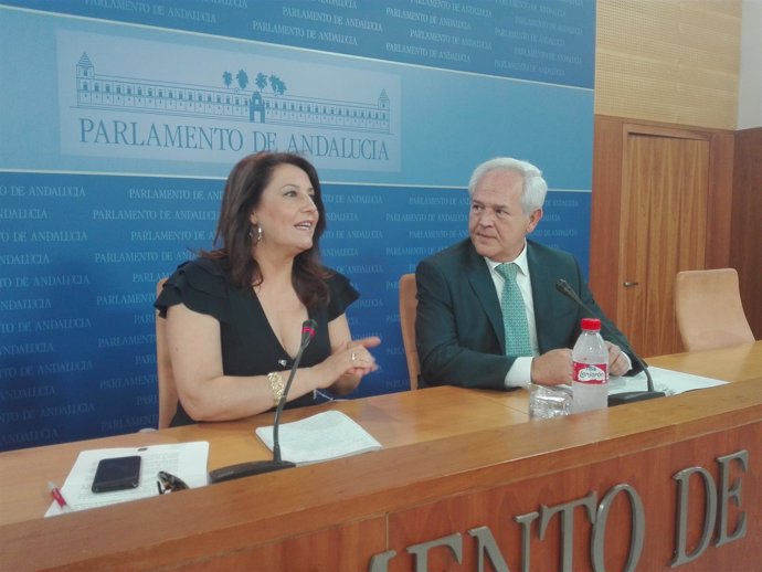 La portavoz del PP-A en el Parlamento, Carmen Crespo, junto al diputado Miranda