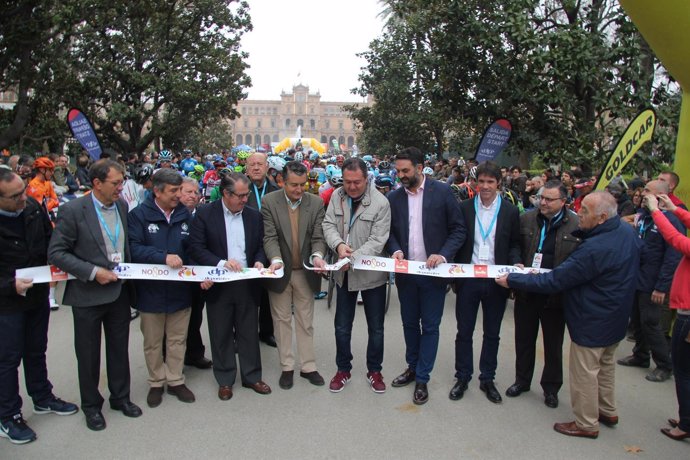 Corte de la cinta de la salida de la cuarta etapa de la Vuelta a Andalucía