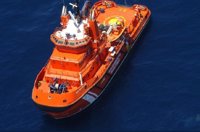 Trasladan a Almería a 55 personas rescatadas de la patera en la que viajaban