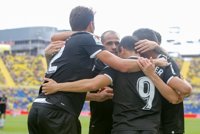 El Sevilla gana con polémica a Las Palmas y el Valencia remonta a un Málaga herido