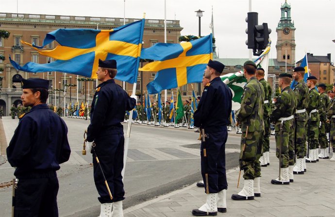 Militares suecos ante el Palacio Real