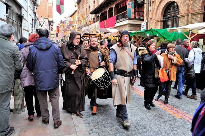 Las calles de Teruel se llenan de visitantes vestidos de medievales.