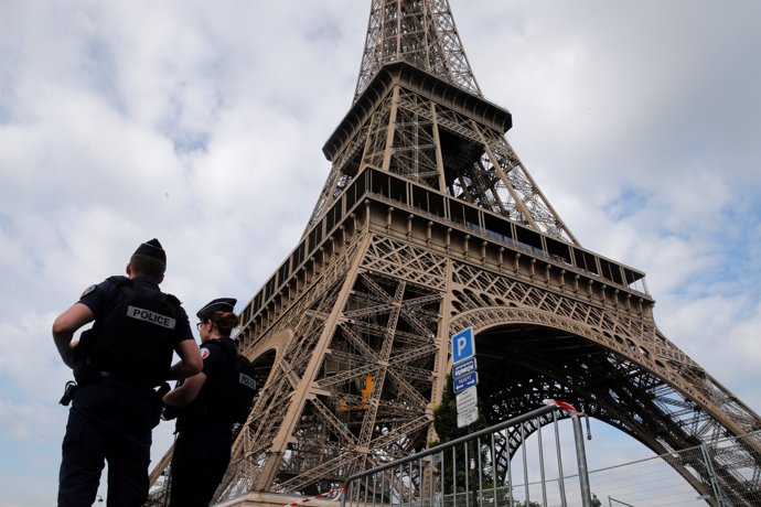 Policía en la Torre Eiffel
