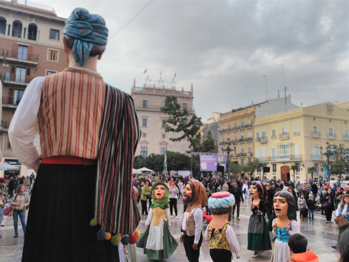 Los cabezudos han llenado la plaza de la Virgen de València